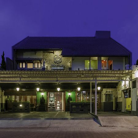 Dhanesvara Holistic Unique Homestay Wonotjolo Buitenkant foto